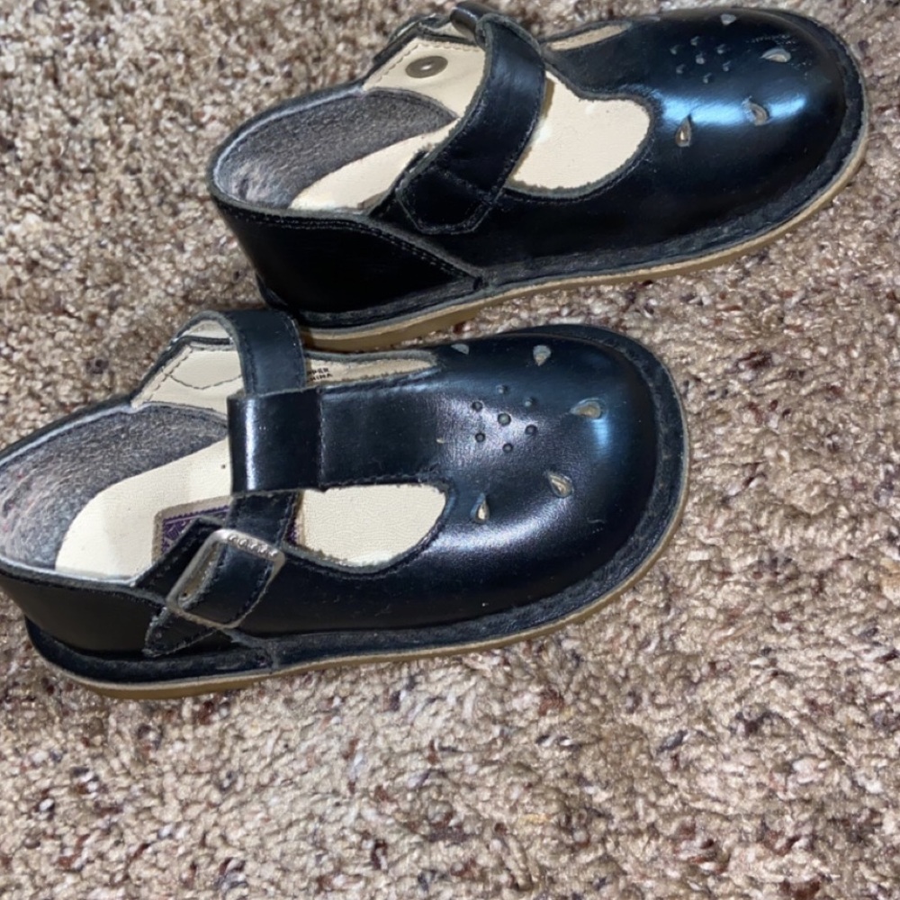 Black L’amour toddler shoes. Size 6!